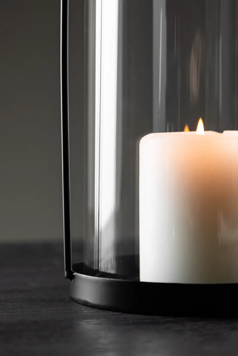 Flora Windlicht-Laterne mit Bügel aus Eisen und Glas in Ø 13 cm, im Wohnraum, Ansicht 2