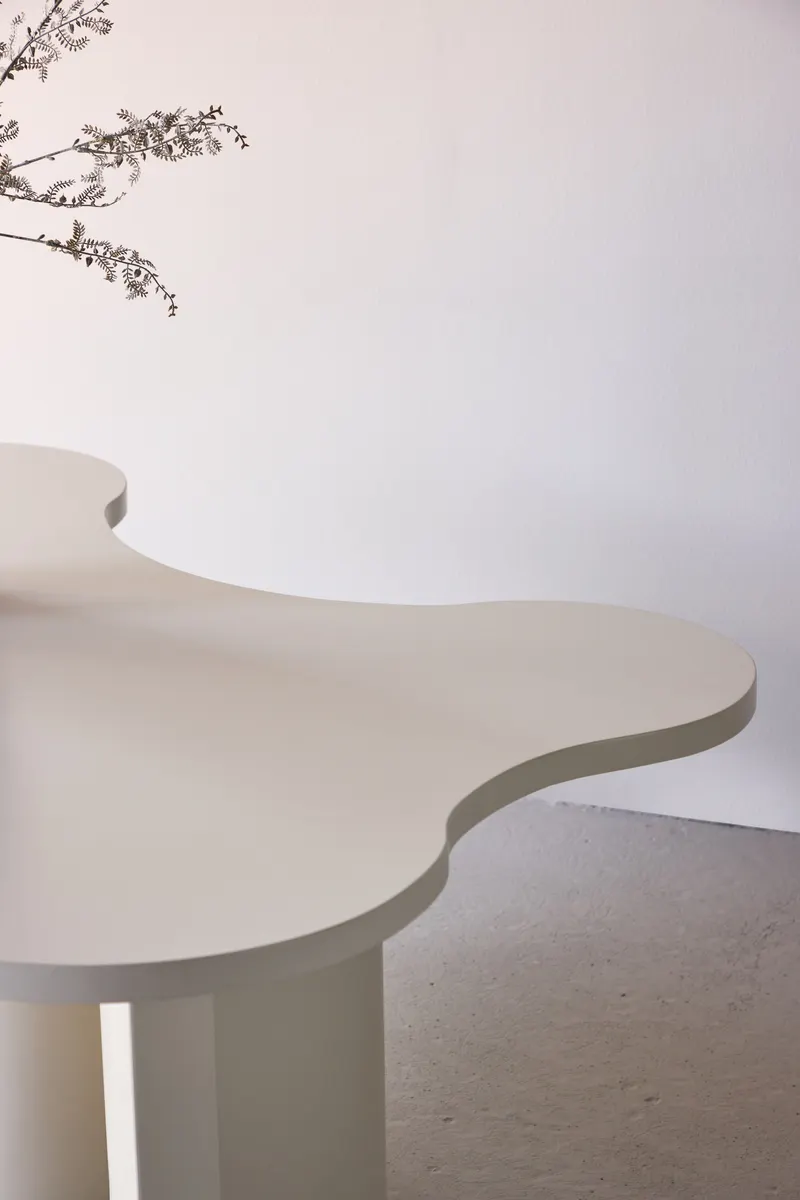 Flow Couchtisch mit Wellenfuß, im Wohnraum, Ansicht 4