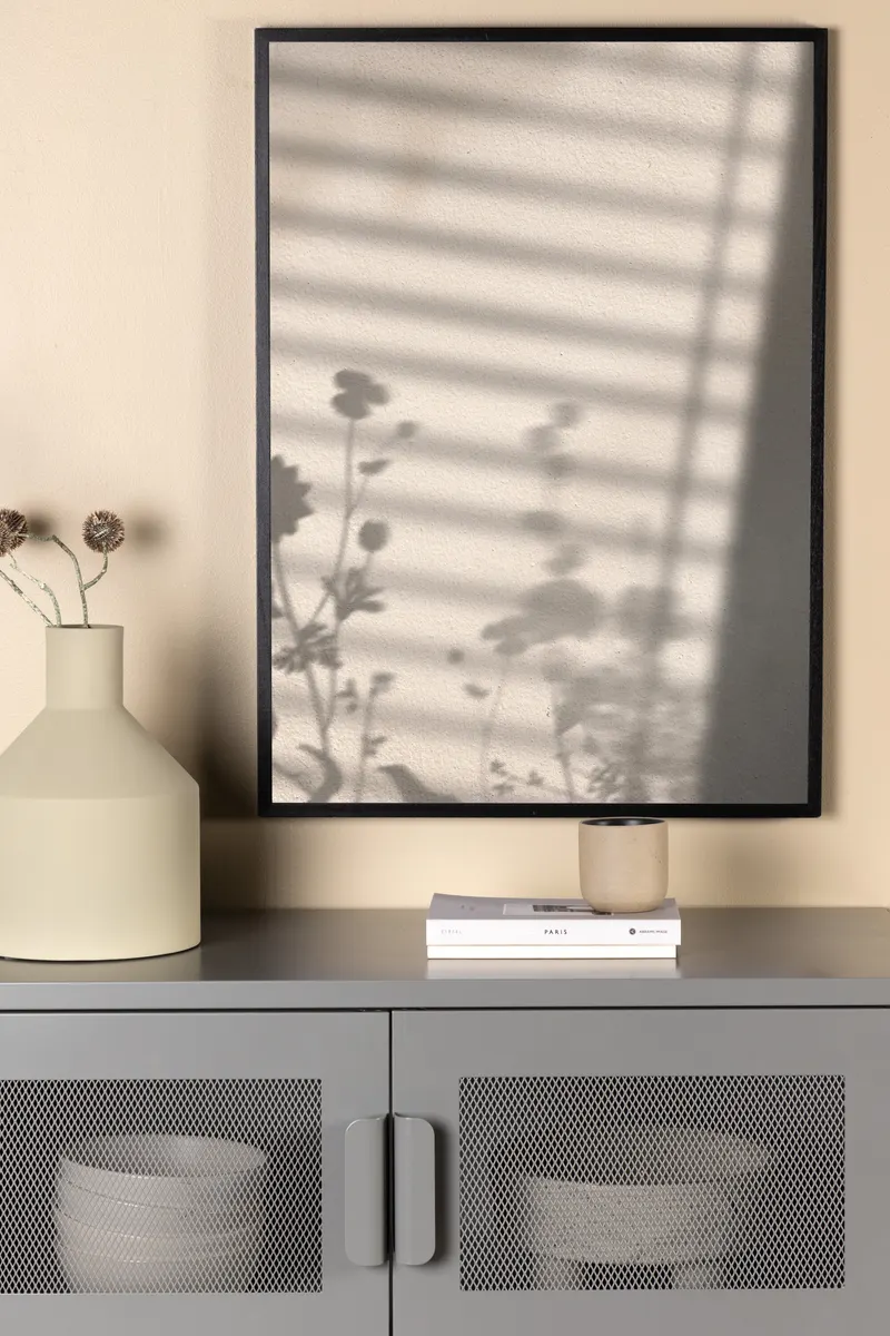 Flower Shadow Poster mit Blumenschatten und Lichtstreifen in 70 × 50 cm, im Wohnraum, Ansicht 1