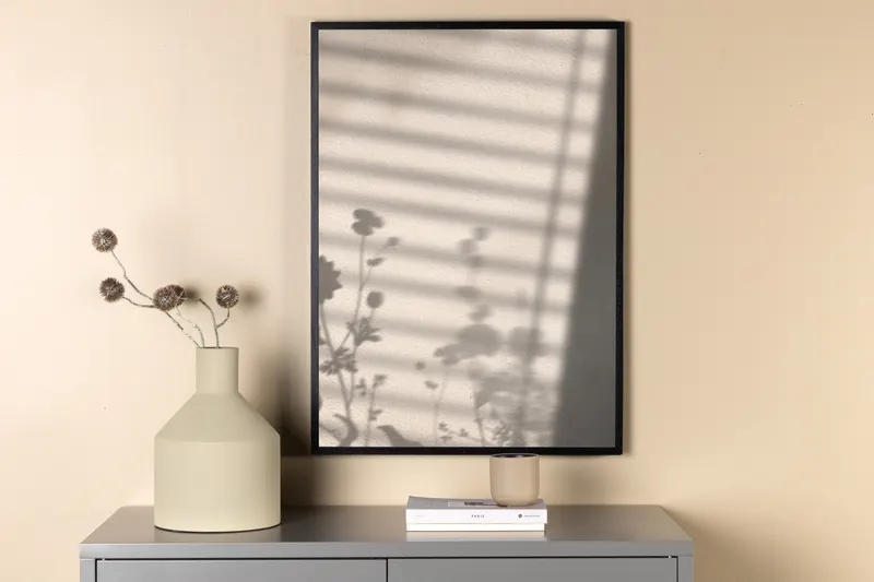 Flower Shadow Poster mit Blumenschatten und Lichtstreifen in 100 × 70 cm, im Wohnraum, Ansicht 2