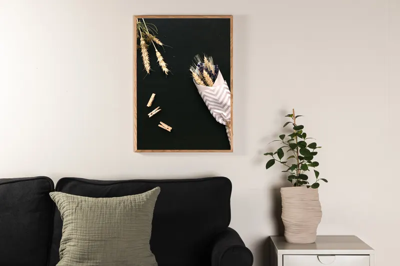 Flowers on table Poster mit Trockenblumen auf schwarzem Grund in 70 × 50 cm, im Wohnraum, Ansicht 2
