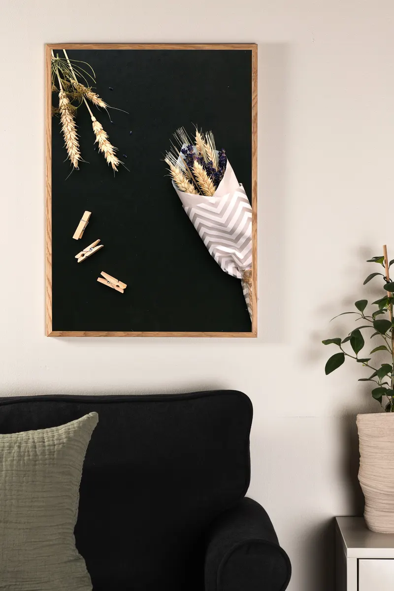 Flowers on table Poster mit Trockenblumen auf schwarzem Grund in 100 × 70 cm, im Wohnraum, Ansicht 1