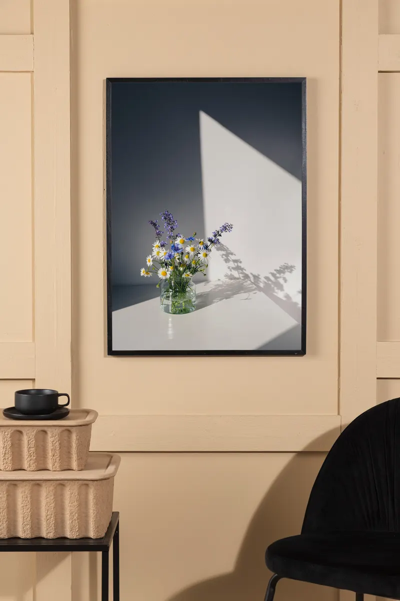 Flowers Poster mit Blumenstrauß im Lichteinfall in 70 × 50 cm, im Wohnraum, Ansicht 1