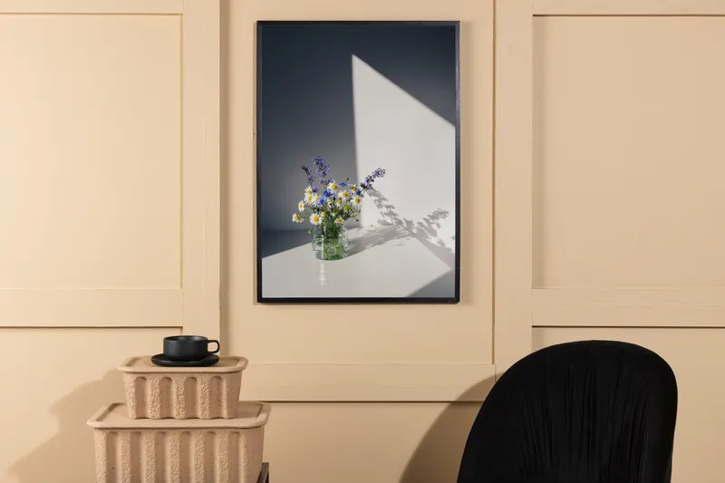 Flowers Poster mit Blumenstrauß im Lichteinfall in 70 × 50 cm, im Wohnraum, Ansicht 2