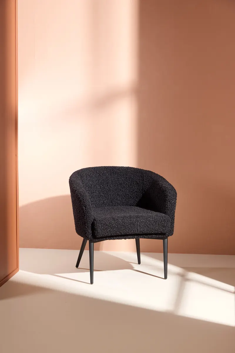 Fluffy Sessel aus Teddystoff in Schwarz, im Wohnraum, Ansicht 1
