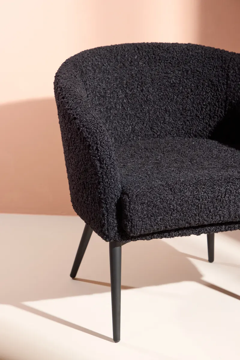 Fluffy Sessel aus Teddystoff in Schwarz, im Wohnraum, Ansicht 2