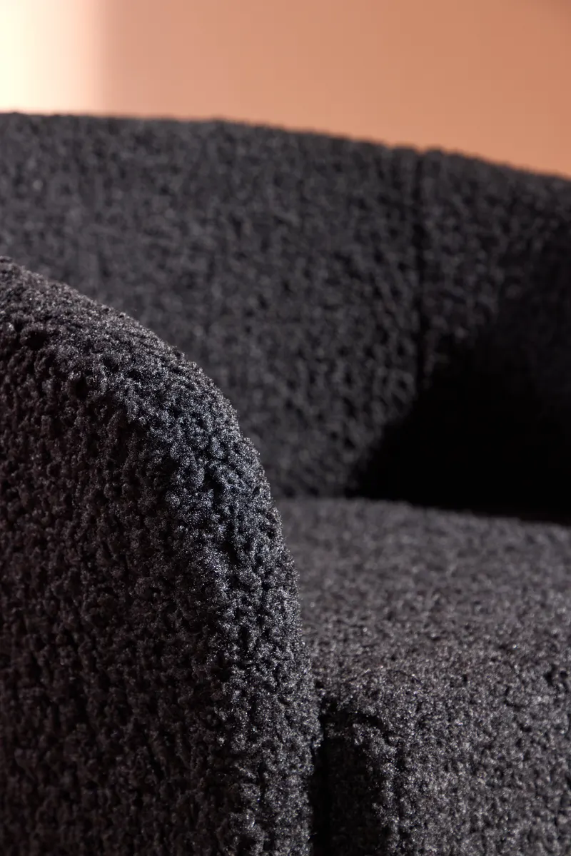 Fluffy Sessel aus Teddystoff in Schwarz, im Wohnraum, Ansicht 4