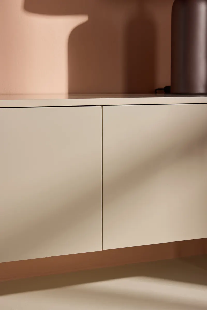 Frihamn flache Kommode in 45 × 35 × 160 cm, Beige, im Wohnraum, Ansicht 3