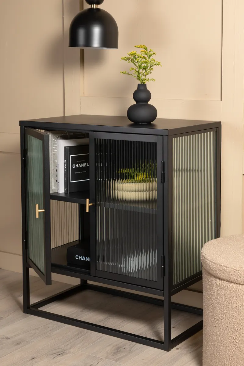 Garis Sideboard aus Stahl mit Glastüren in 40 × 80 × 70 cm, Schwarz, im Wohnraum, Ansicht 5