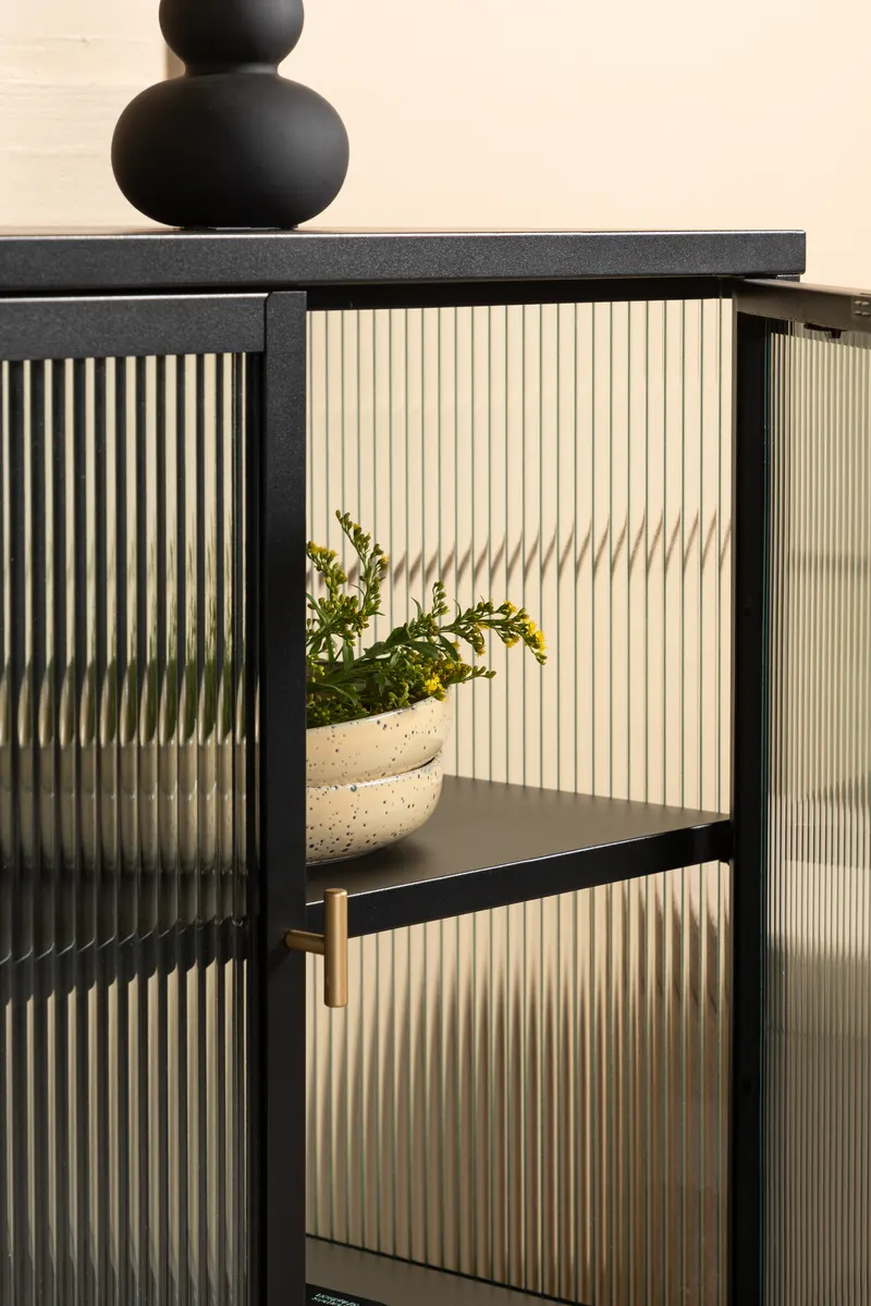 Garis Sideboard aus Stahl mit Glastüren in 40 × 80 × 70 cm, Schwarz, im Wohnraum, Ansicht 7