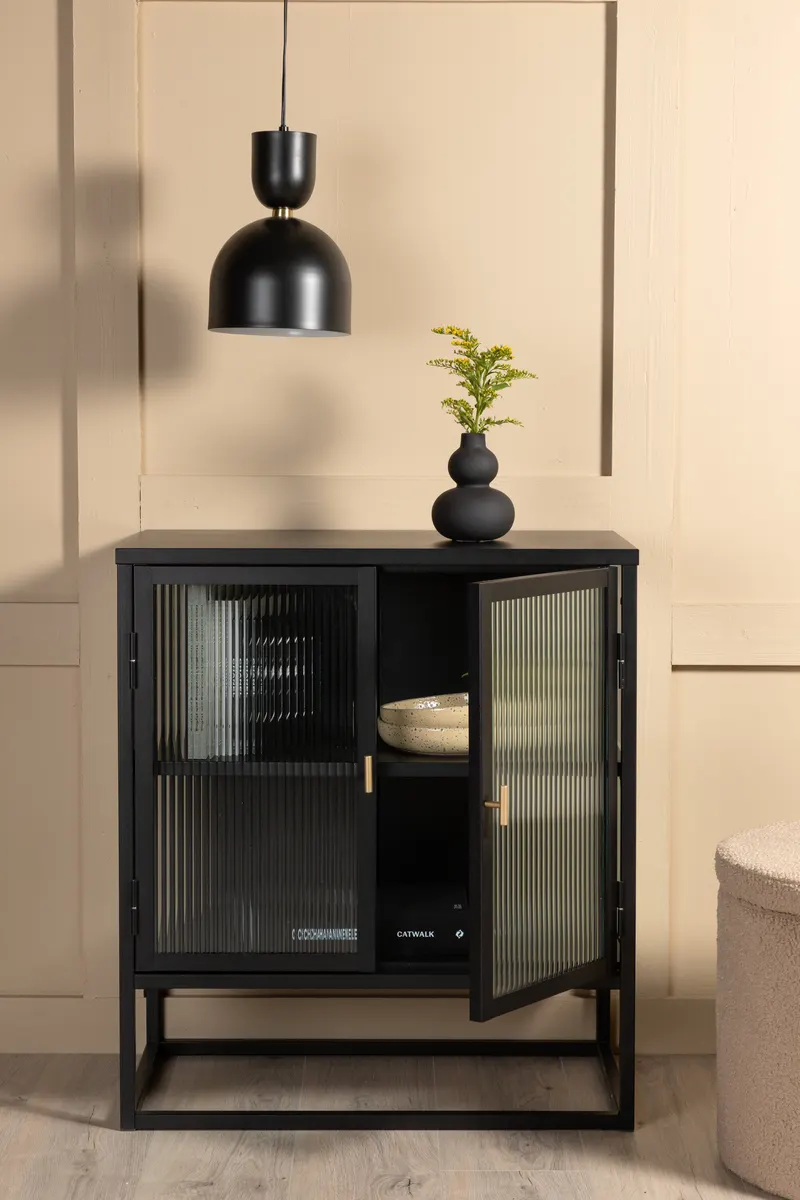 Garis Sideboard aus Stahl mit Glastüren in 40 × 80 × 70 cm, Schwarz, im Wohnraum, Ansicht 1