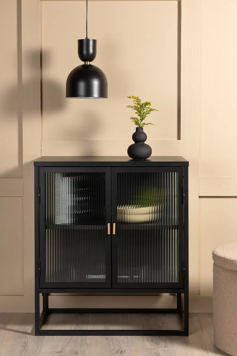 Garis Sideboard aus Stahl mit Glastüren in 40 × 80 × 70 cm, Schwarz, im Wohnraum, Ansicht 2