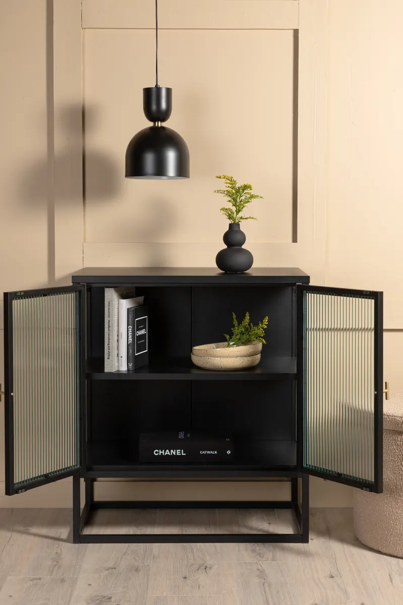 Garis Sideboard aus Stahl mit Glastüren in 40 × 80 × 70 cm, Schwarz, im Wohnraum, Ansicht 3