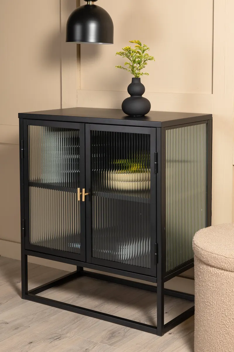 Garis Sideboard aus Stahl mit Glastüren in 40 × 80 × 70 cm, Schwarz, im Wohnraum, Ansicht 4