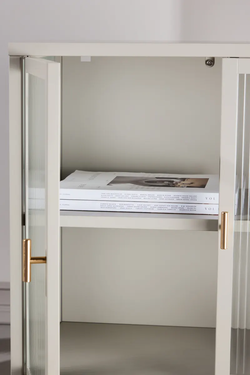 Garis Sideboard aus Stahl mit Glastüren in 40 × 80 × 70 cm, Beige, im Wohnraum, Ansicht 5