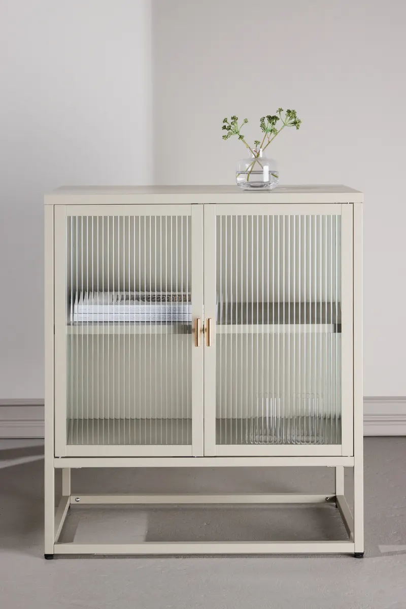 Garis Sideboard aus Stahl mit Glastüren in 40 × 80 × 70 cm, Beige, im Wohnraum, Ansicht 1