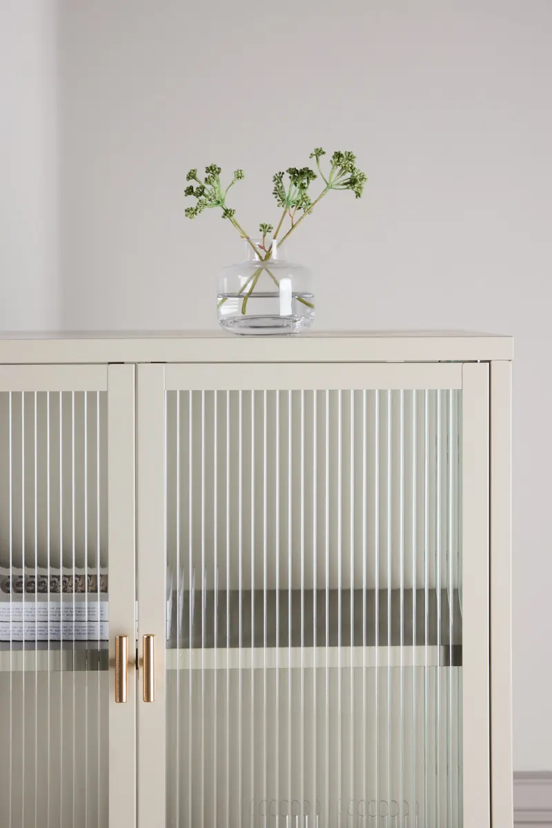 Garis Sideboard aus Stahl mit Glastüren in 40 × 80 × 70 cm, Beige, im Wohnraum, Ansicht 2