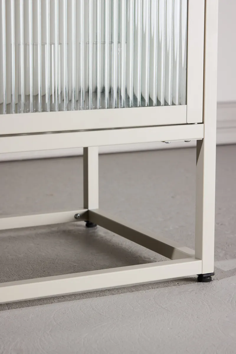Garis Sideboard aus Stahl mit Glastüren in 40 × 80 × 70 cm, Beige, im Wohnraum, Ansicht 4