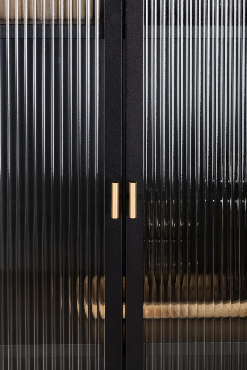 Garis Sideboard aus Stahl mit Glastüren in 40 × 160 × 70 cm, Schwarz, im Wohnraum, Ansicht 4