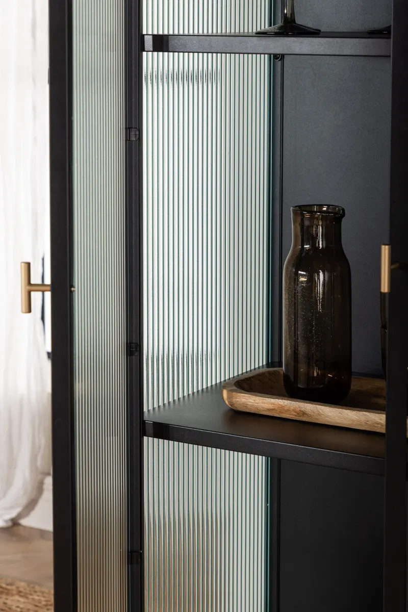 Garis Sideboard aus Stahl mit Glastüren in 40 × 160 × 70 cm, Schwarz, im Wohnraum, Ansicht 5