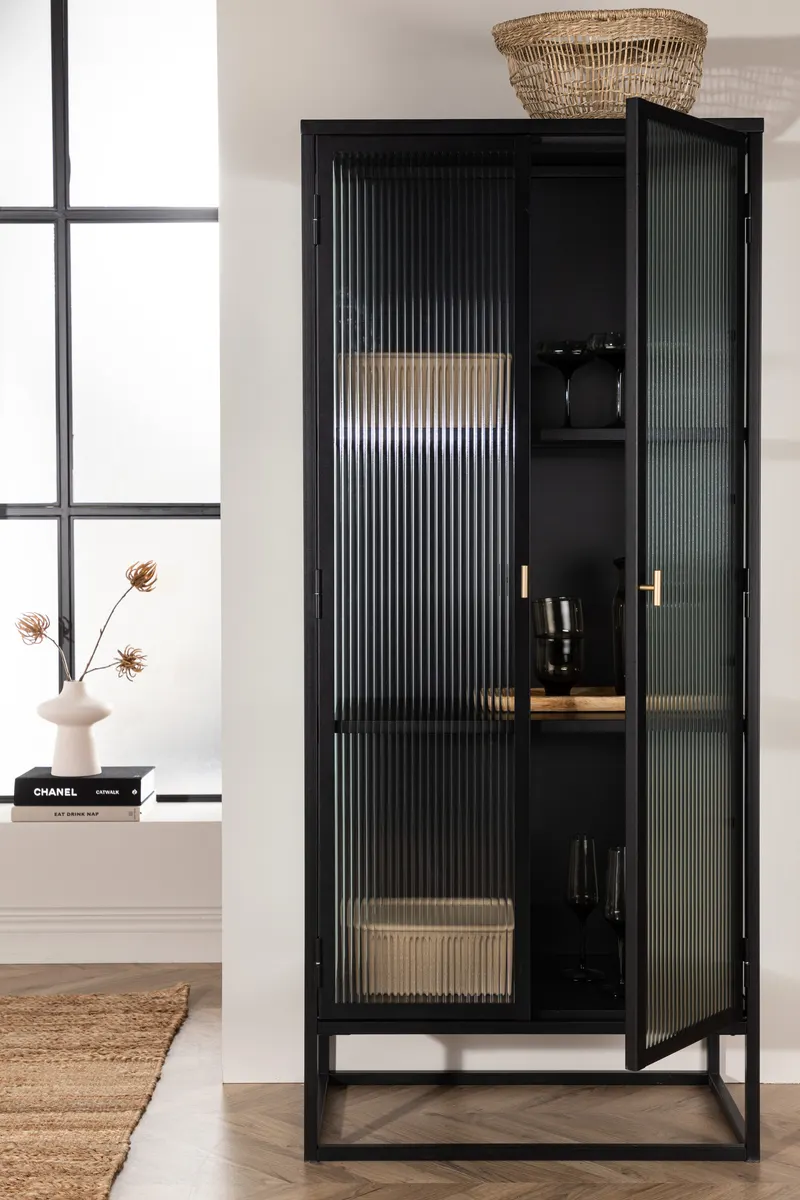Garis Sideboard aus Stahl mit Glastüren in 40 × 160 × 70 cm, Schwarz, im Wohnraum, Ansicht 1
