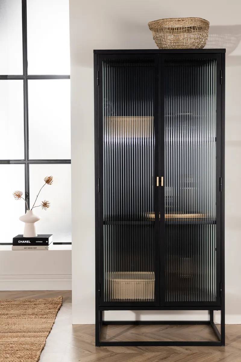 Garis Sideboard aus Stahl mit Glastüren in 40 × 160 × 70 cm, Schwarz, im Wohnraum, Ansicht 2