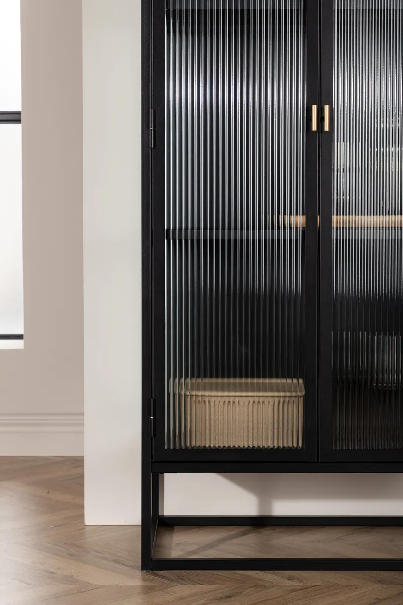 Garis Sideboard aus Stahl mit Glastüren in 40 × 160 × 70 cm, Schwarz, im Wohnraum, Ansicht 3