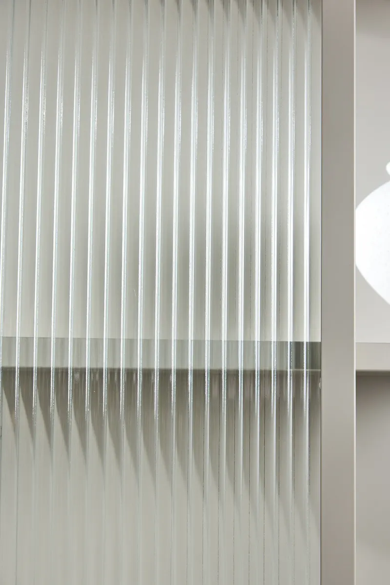 Garis Sideboard aus Stahl mit Glastüren in 40 × 160 × 70 cm, Beige, im Wohnraum, Ansicht 5