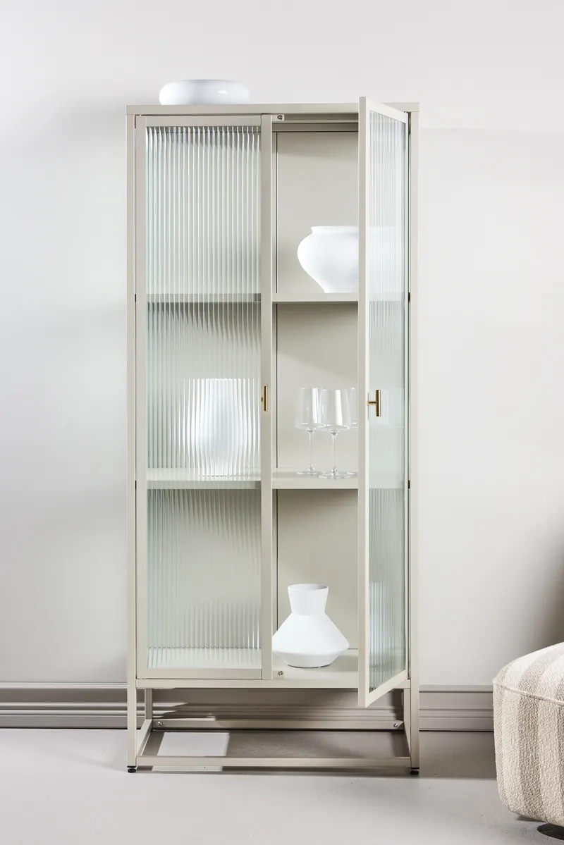 Garis Sideboard aus Stahl mit Glastüren in 40 × 160 × 70 cm, Beige, im Wohnraum, Ansicht 1