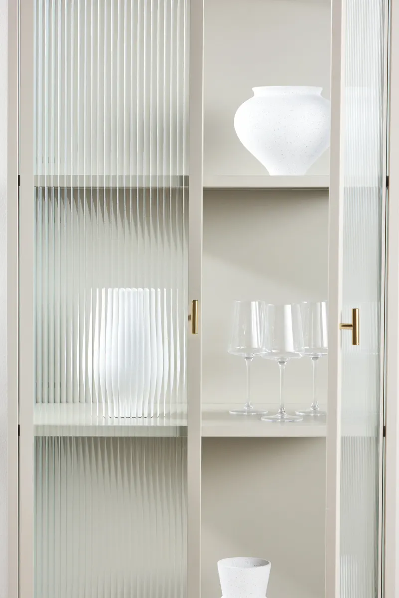 Garis Sideboard aus Stahl mit Glastüren in 40 × 160 × 70 cm, Beige, im Wohnraum, Ansicht 2