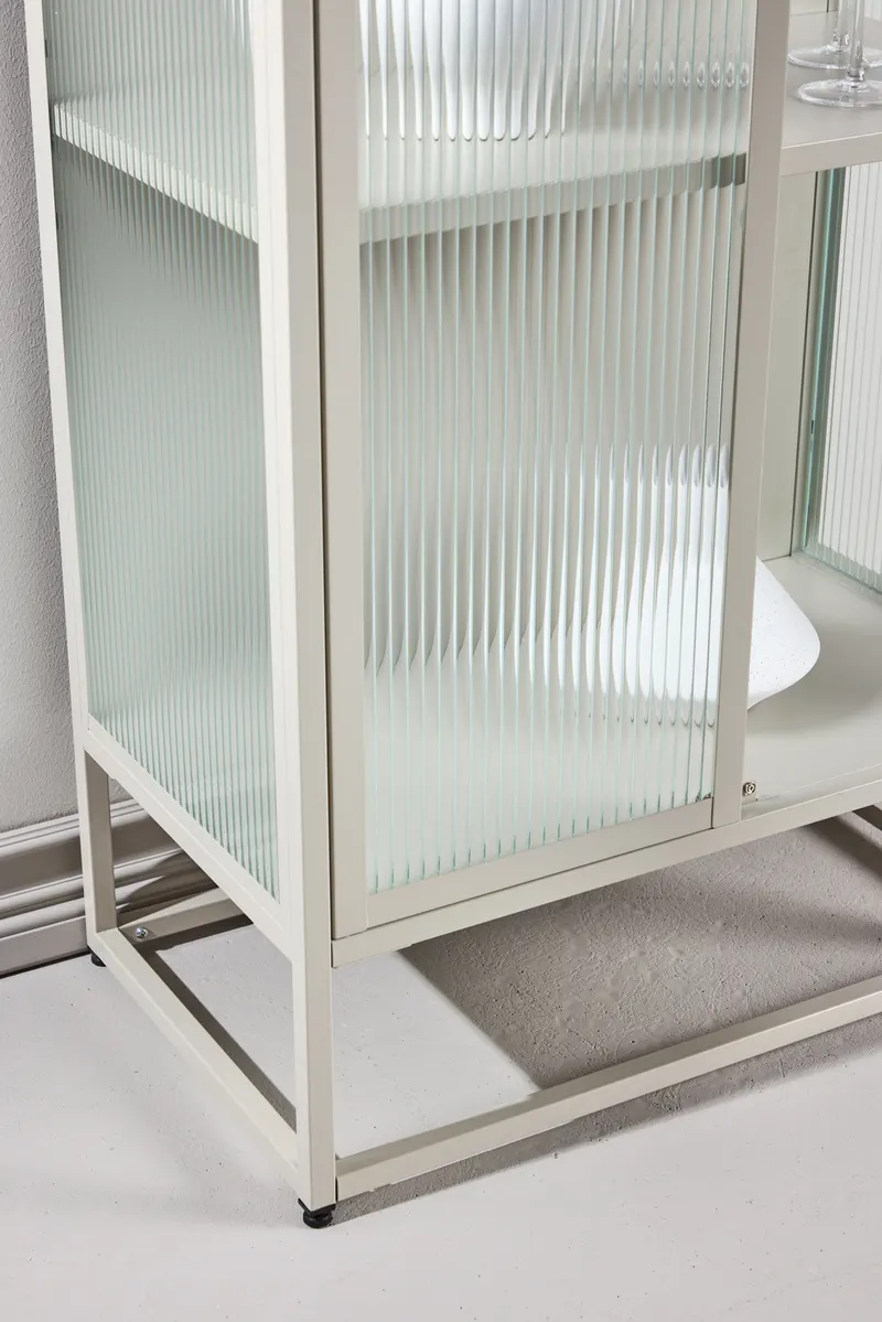 Garis Sideboard aus Stahl mit Glastüren in 40 × 160 × 70 cm, Beige, im Wohnraum, Ansicht 4