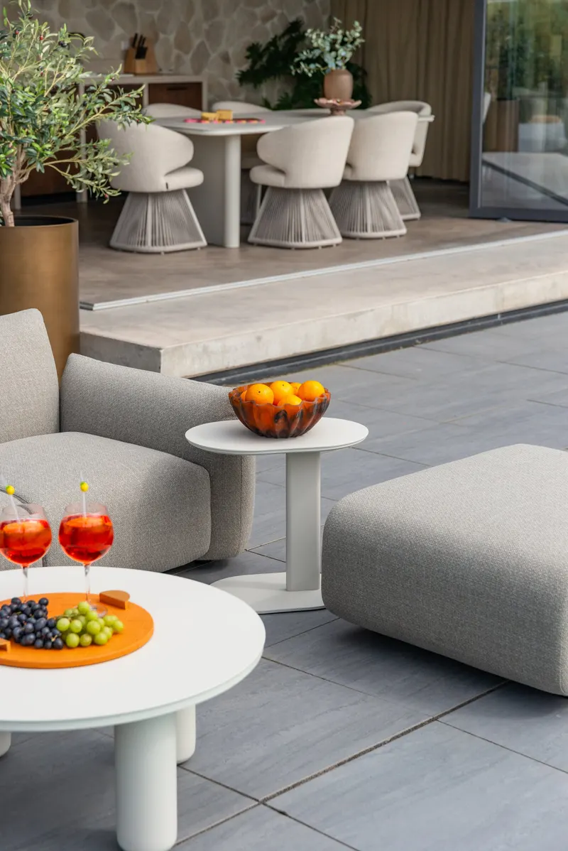 Outdoor-Beistelltisch Quinn, Hellbeige von Richmond Interiors, Wohnbeispiel 5, im Wohnraum