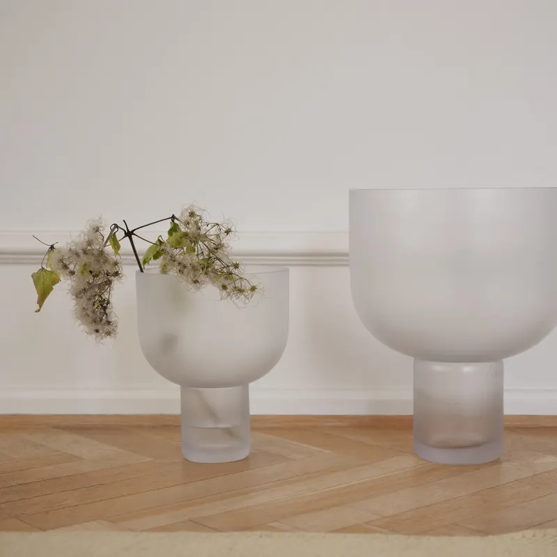 Glasvase Nebl von Gejst mit skulpturaler Silhouette, Mattiert, Medium, Ansicht 2
