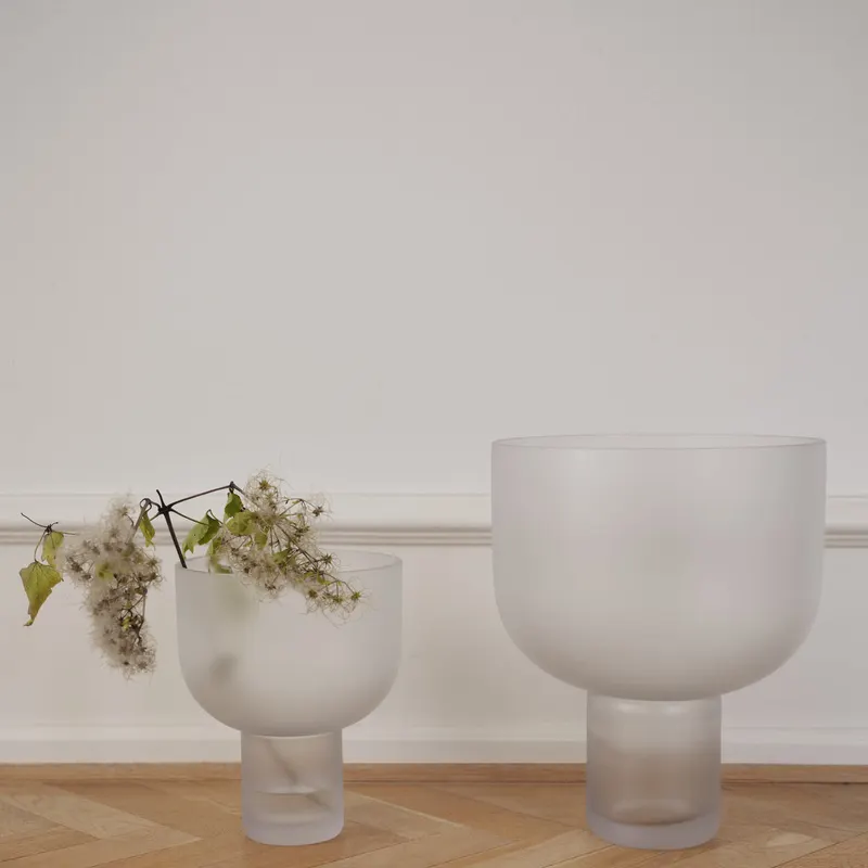Glasvase Nebl von Gejst mit skulpturaler Silhouette, Mattiert, Medium, Ansicht 3