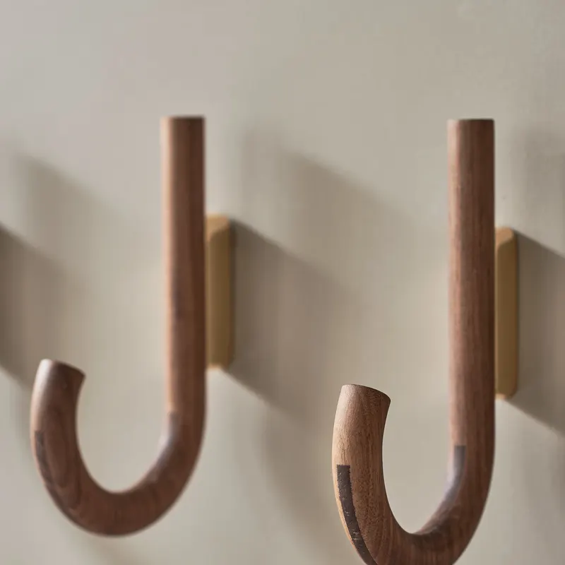 Gejst Hook Garderobenhaken aus Walnussholz und Stahl, Walnuss / Messing, Tiefe 12,8 × Breite 2 × Höhe 19 cm, Ansicht 2