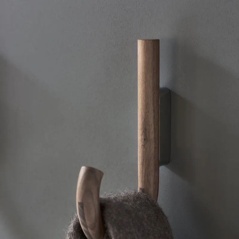 Gejst Hook Garderobenhaken aus Walnussholz und Stahl, Walnuss / Chrom, Tiefe 12,8 × Breite 2 × Höhe 19 cm, Ansicht 2