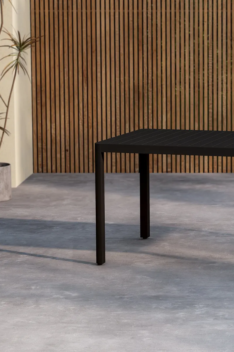 Giardini Gartentisch aus Aluminium mit gerippter Tischplatte in 150 × 85 cm, Schwarz, im Wohnraum, Ansicht 2