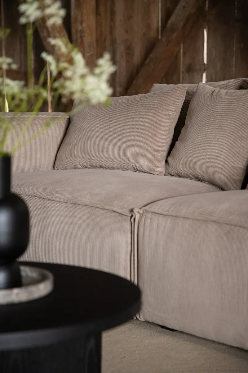 Gillholmen Sofa mit breiten Armlehnen und Kissen in Braun, Gestell Schwarz, Faserfüllung, Polyester, im Wohnraum, Ansicht 2