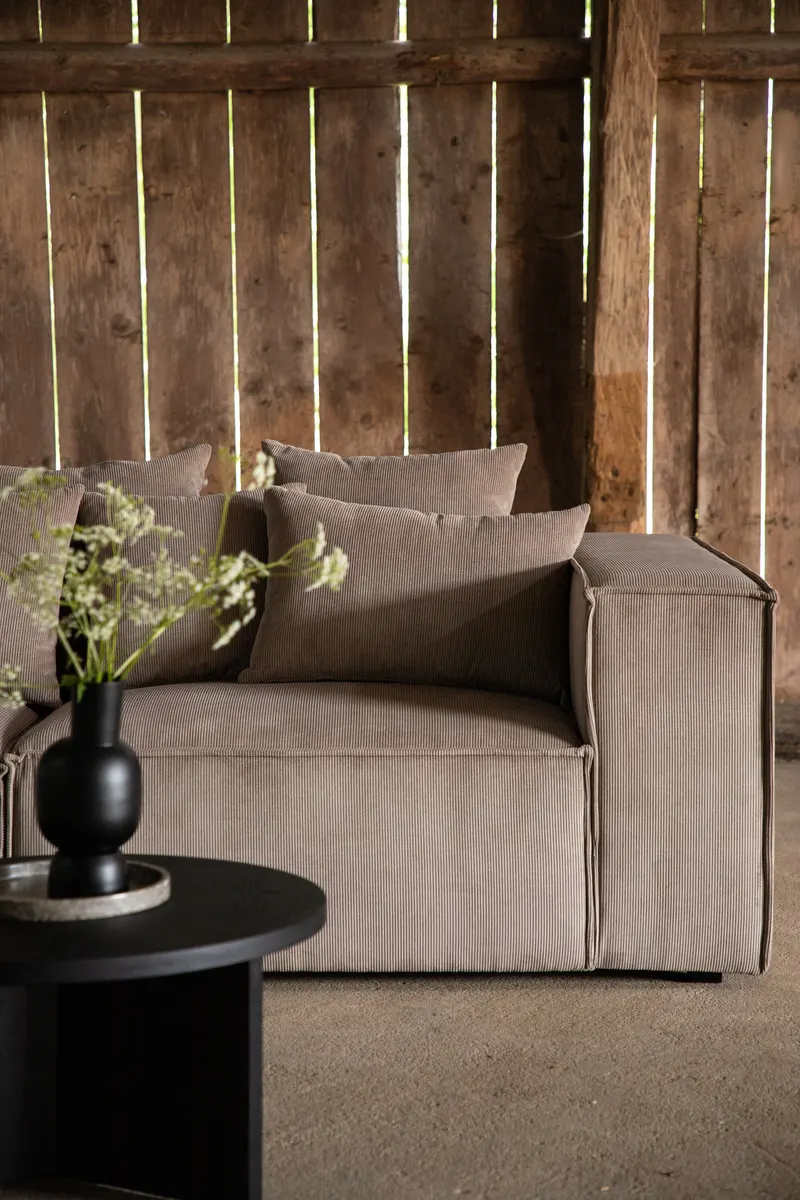 Gillholmen Sofa mit breiten Armlehnen und Kissen in Braun, Gestell Schwarz, Faserfüllung, Polyester, im Wohnraum, Ansicht 3