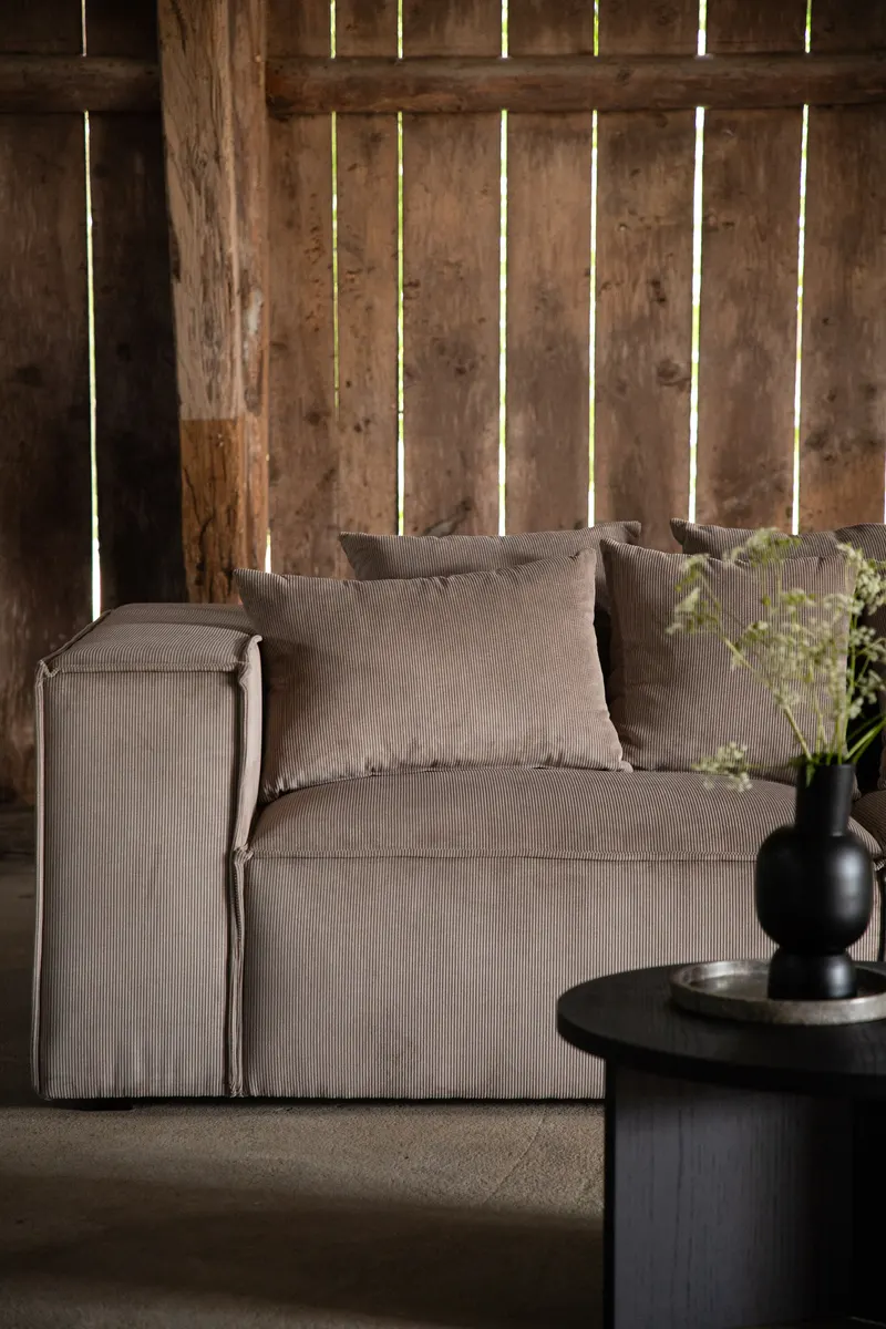 Gillholmen Sofa mit breiten Armlehnen und Kissen in Braun, Gestell Schwarz, Faserfüllung, Polyester, im Wohnraum, Ansicht 4