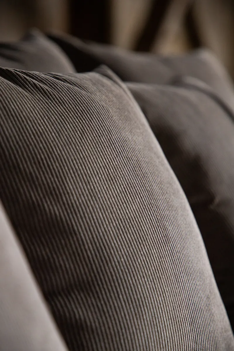 Gillholmen Sofa mit breiten Armlehnen und Kissen in Braun, Gestell Schwarz, Faserfüllung, Polyester, im Wohnraum, Ansicht 5