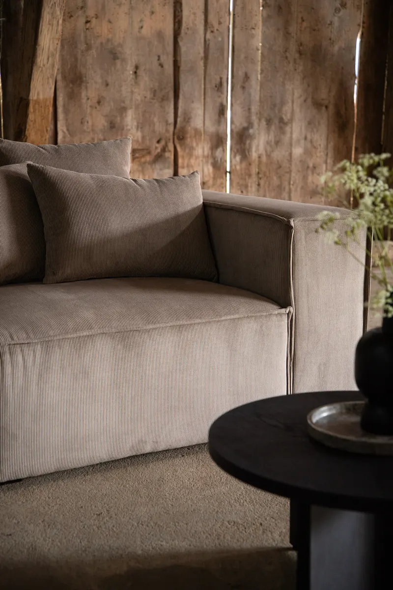 Gillholmen Sofa mit breiten Armlehnen und Kissen in Braun, Gestell Schwarz, Faserfüllung, Polyester, im Wohnraum, Ansicht 1