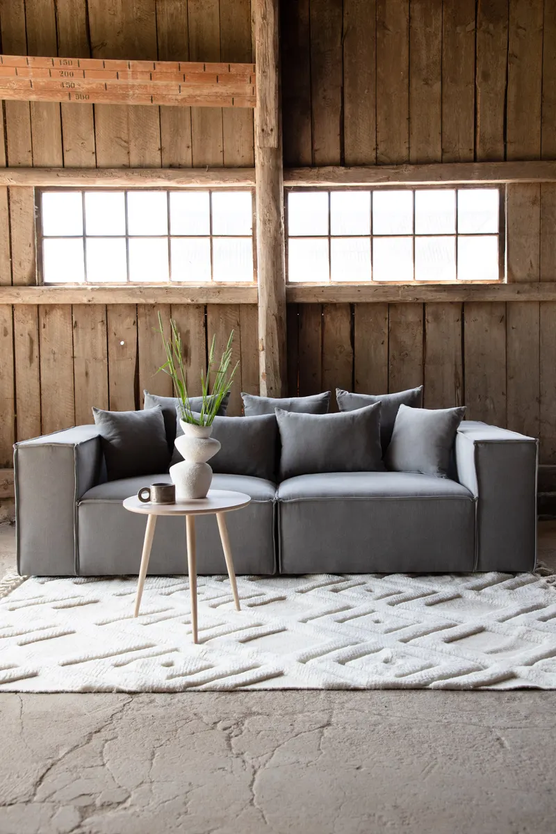 Gillholmen Sofa mit breiten Armlehnen und Kissen in Grau, Gestell Schwarz, Baumwolle, Polyester in Leinenoptik, im Wohnraum, Ansicht 3