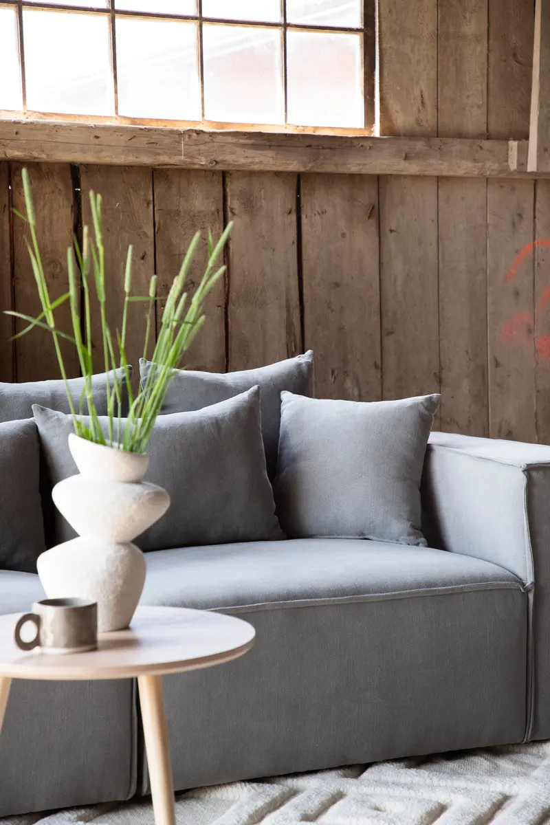 Gillholmen Sofa mit breiten Armlehnen und Kissen in Grau, Gestell Schwarz, Baumwolle, Polyester in Leinenoptik, im Wohnraum, Ansicht 4