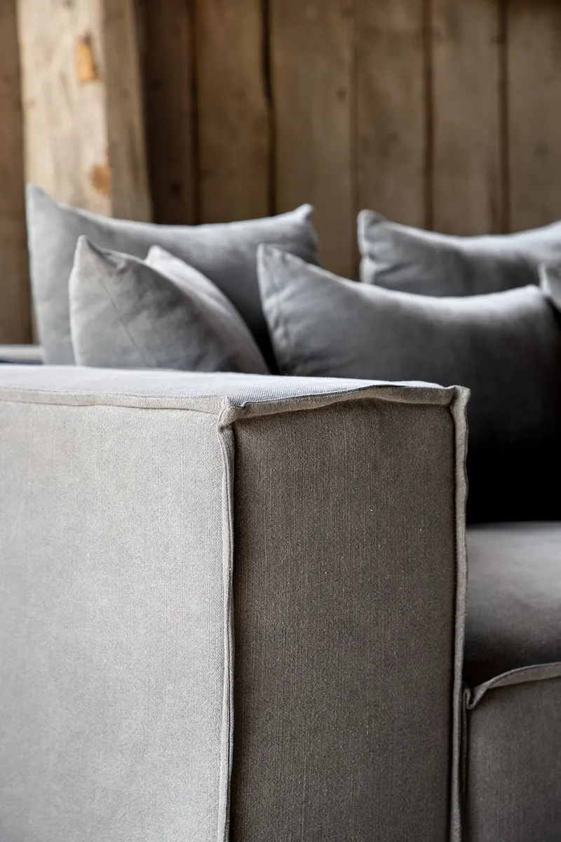 Gillholmen Sofa mit breiten Armlehnen und Kissen in Grau, Gestell Schwarz, Baumwolle, Polyester in Leinenoptik, im Wohnraum, Ansicht 5