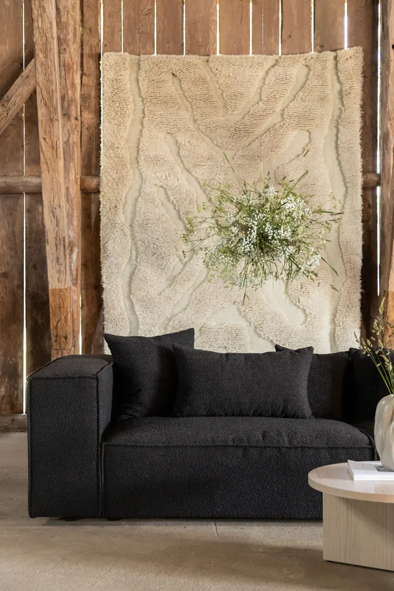 Gillholmen Sofa mit breiten Armlehnen und Kissen in Schwarz, Polyester, im Wohnraum, Ansicht 1