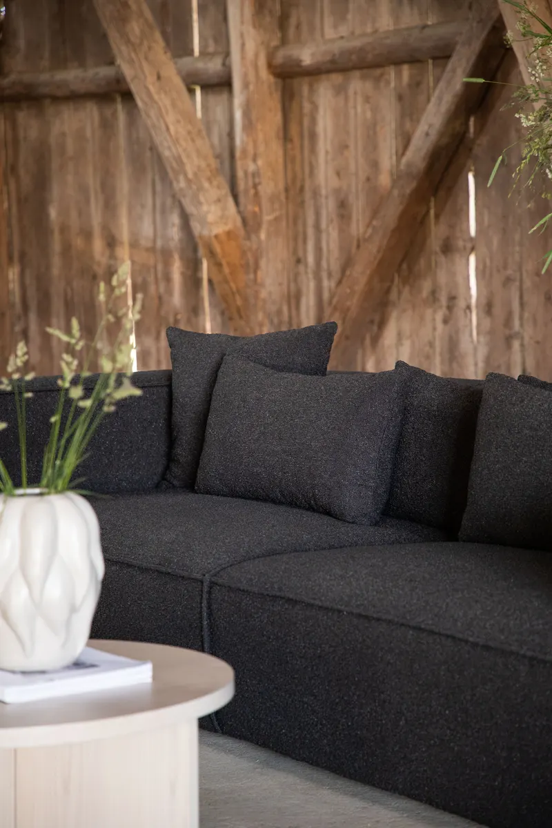 Gillholmen Sofa mit breiten Armlehnen und Kissen in Schwarz, Polyester, im Wohnraum, Ansicht 2