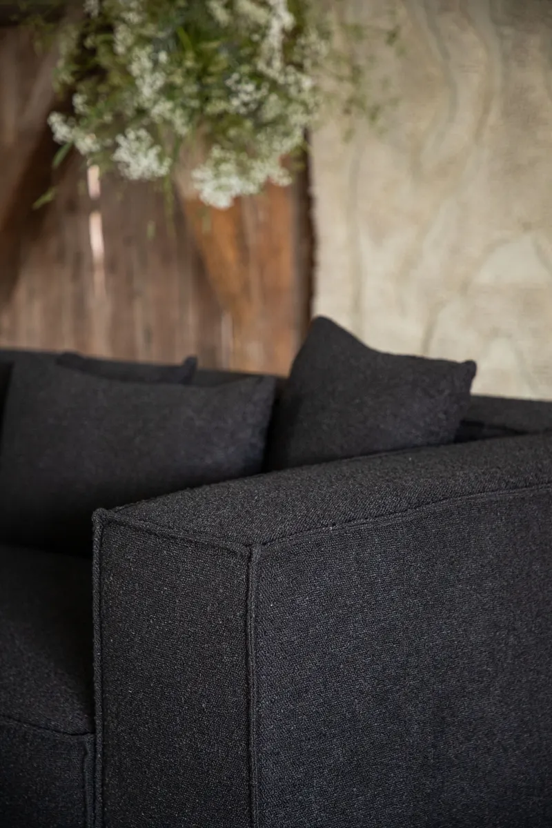 Gillholmen Sofa mit breiten Armlehnen und Kissen in Schwarz, Polyester, im Wohnraum, Ansicht 3