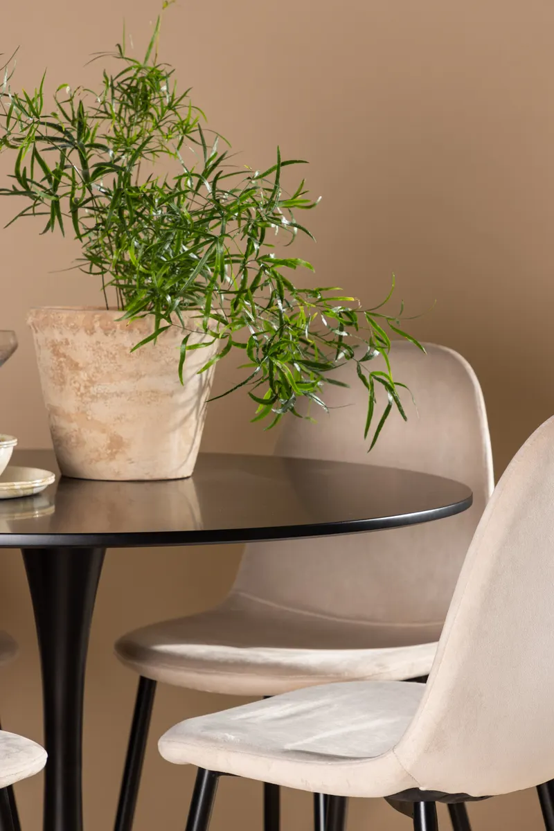 Glade & Polar Essgruppe mit rundem Esstisch auf Trompetenfuß und 4 Samtstühlen in Beige, Gestell Schwarz, im Wohnraum, Ansicht 3