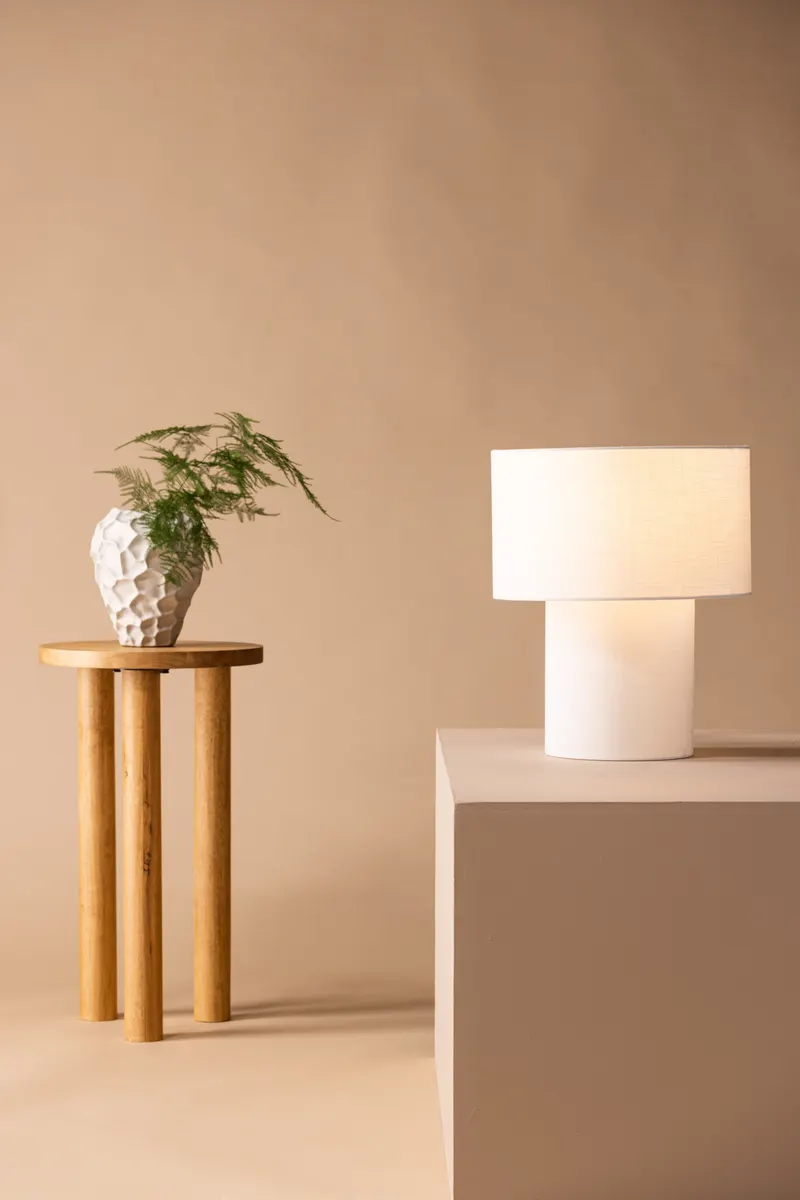 Globia Tischlampe mit Stoffbezug in Leinenoptik, im Wohnraum, Ansicht 1